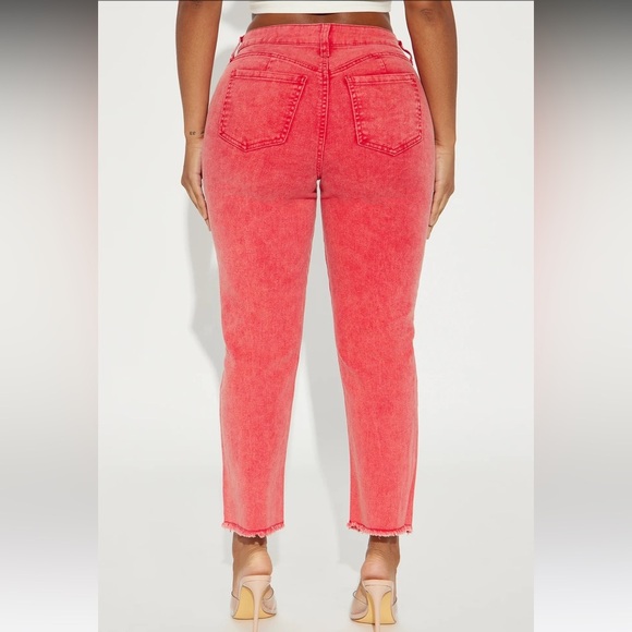 Stay In The Moment Distressed Cropped Stretch Mom Jean| Color Red| NEW/NWT!!♥️♥️ - Picture 3 of 5